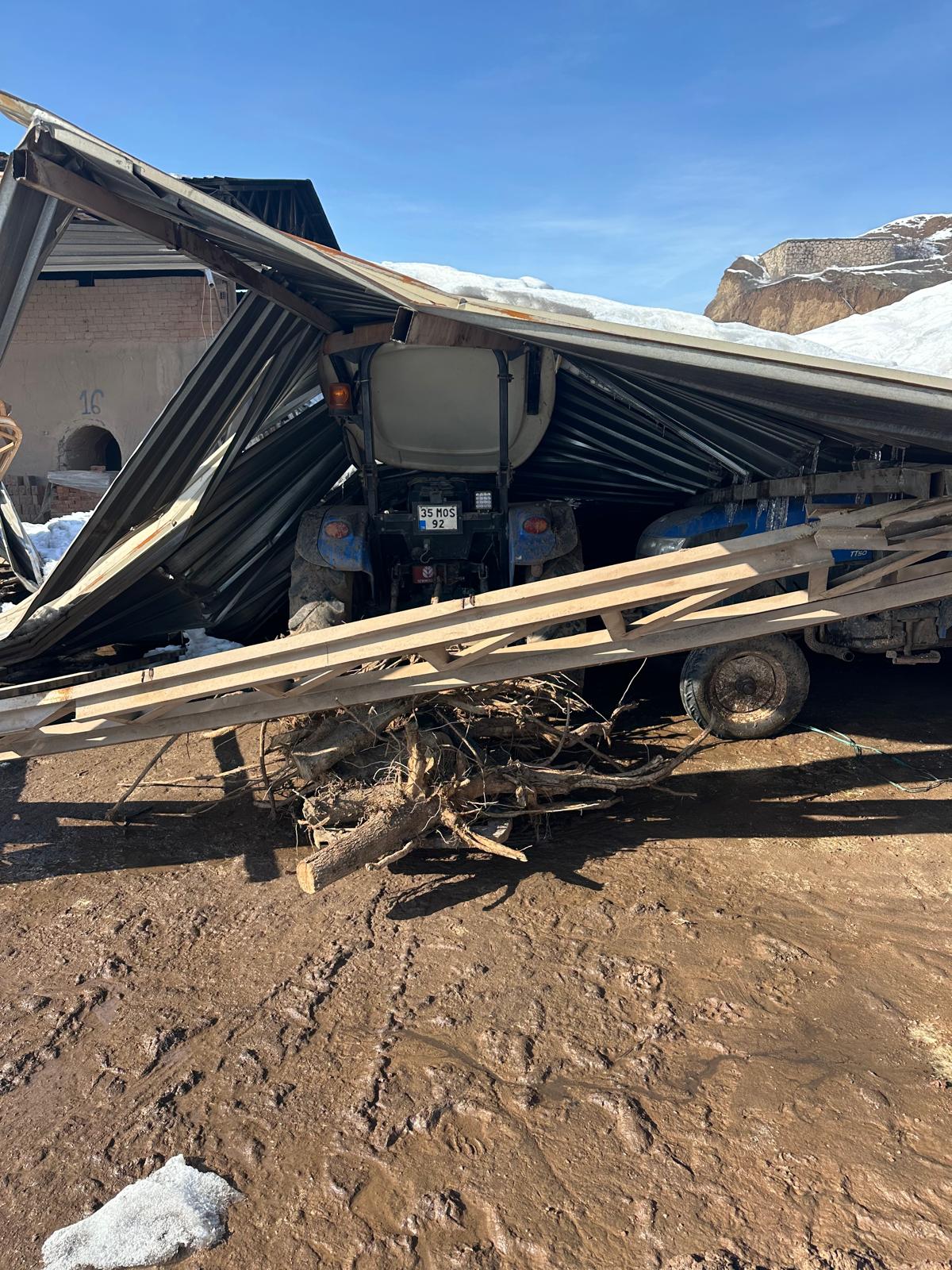 Yoğun kar yağışı fabrikayı çökertti