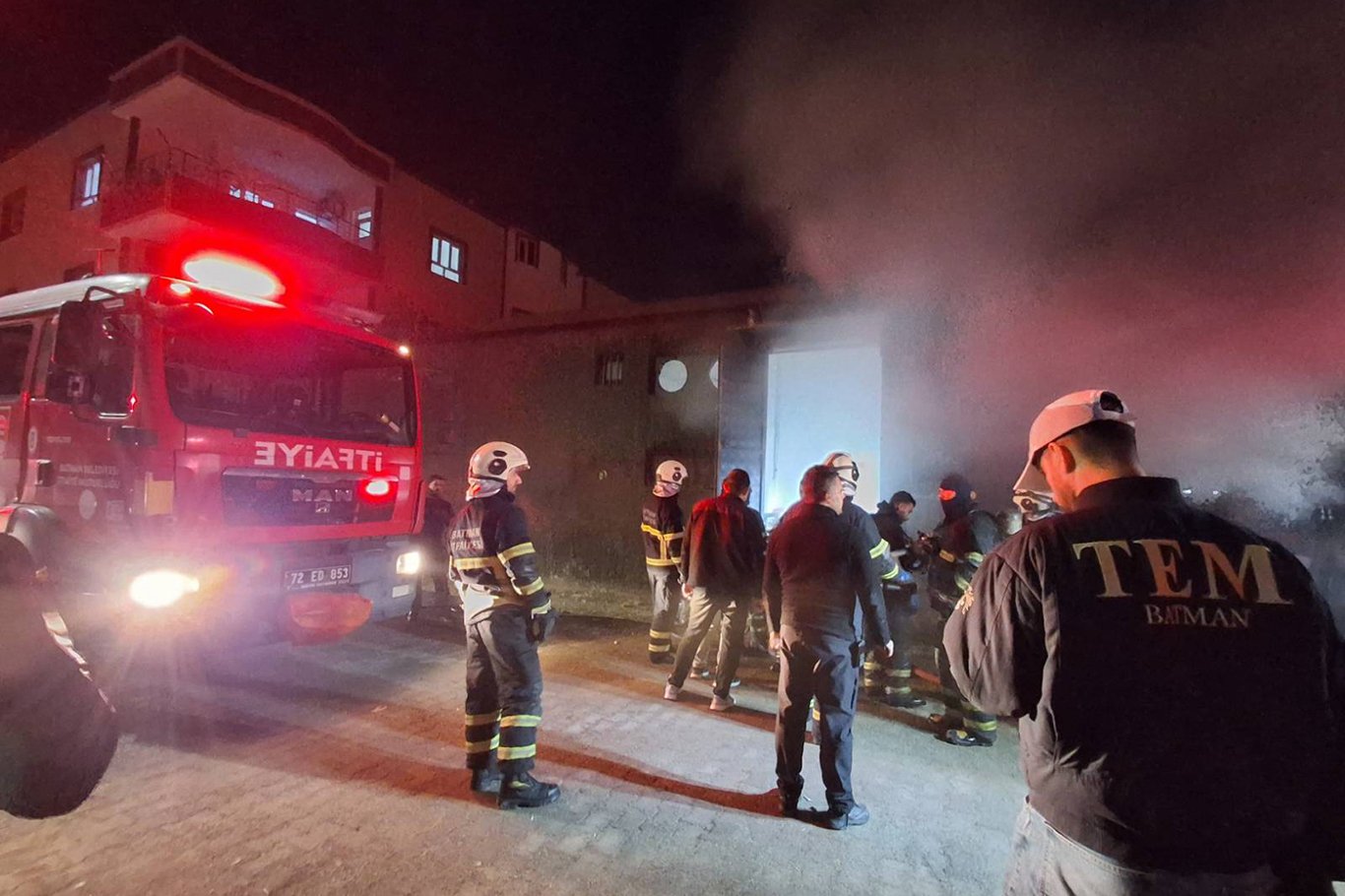 Zincir marketin deposunda yangın