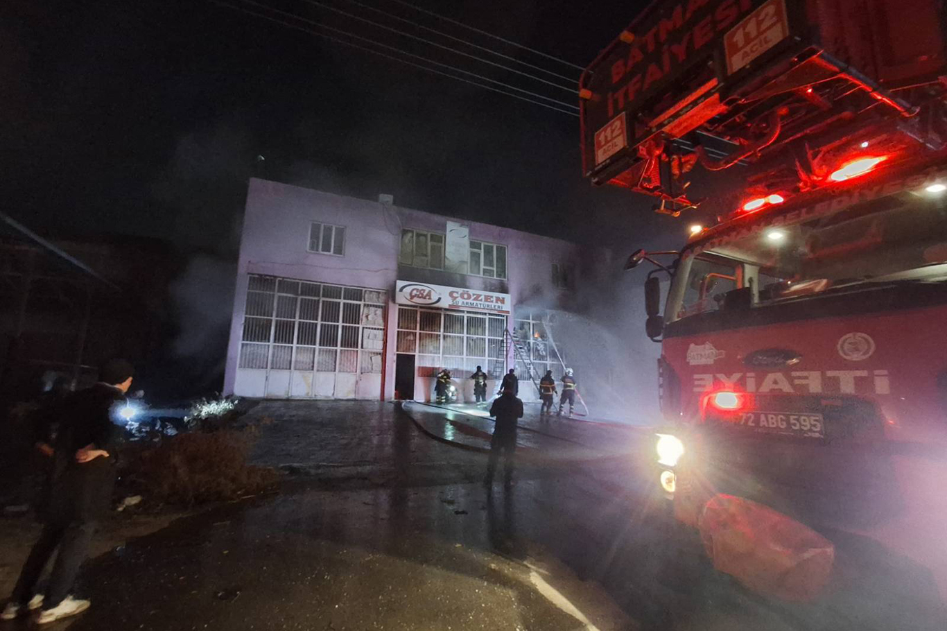 Sanayi sitesindeki yangın söndürüldü