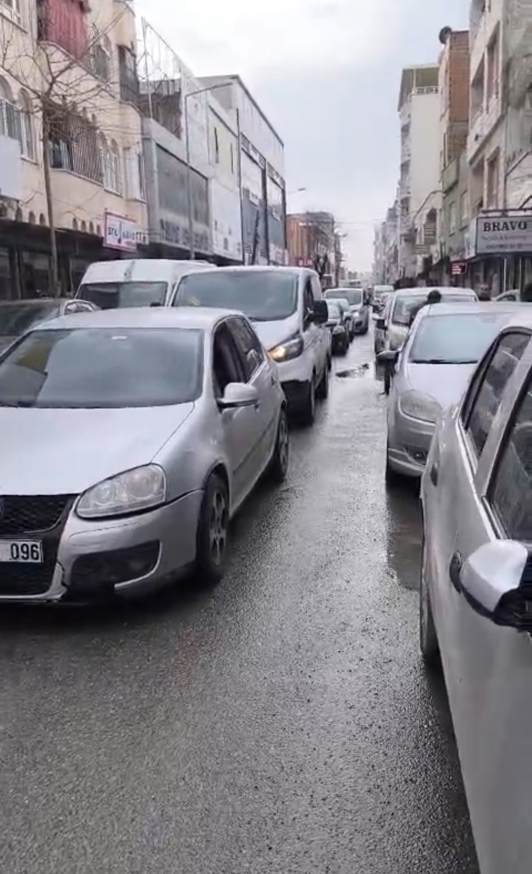 Düzensiz park trafiği kilitliyor