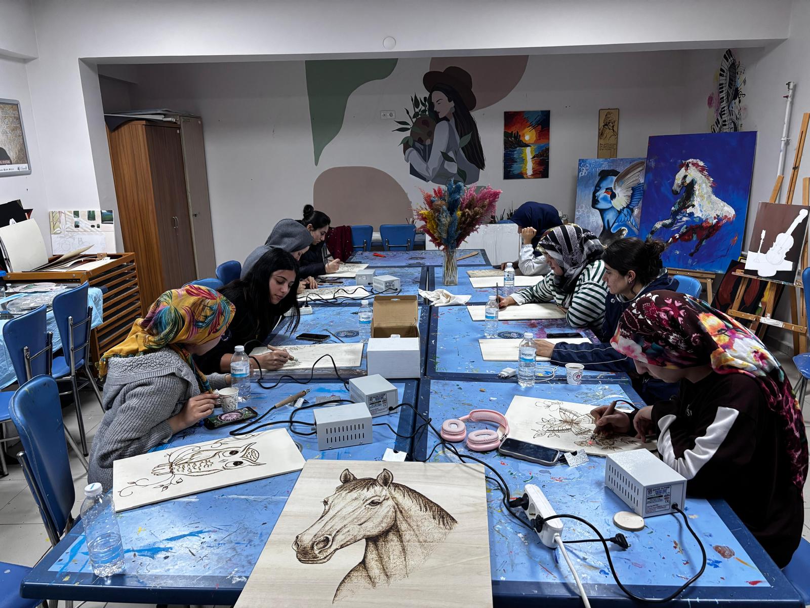Gençlerden ahşaba sanat dokunuşu