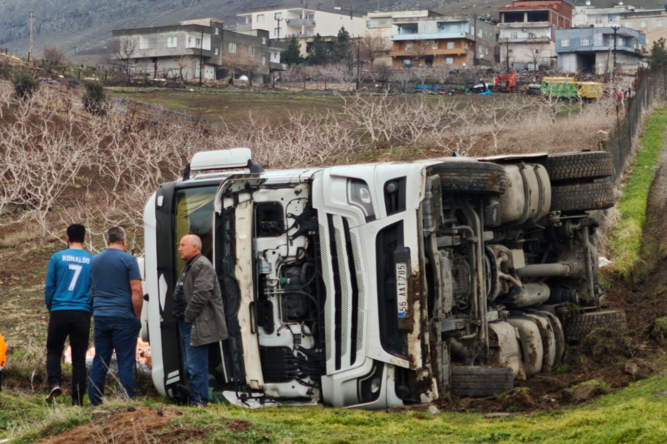 Gübre yüklü tır devrildi