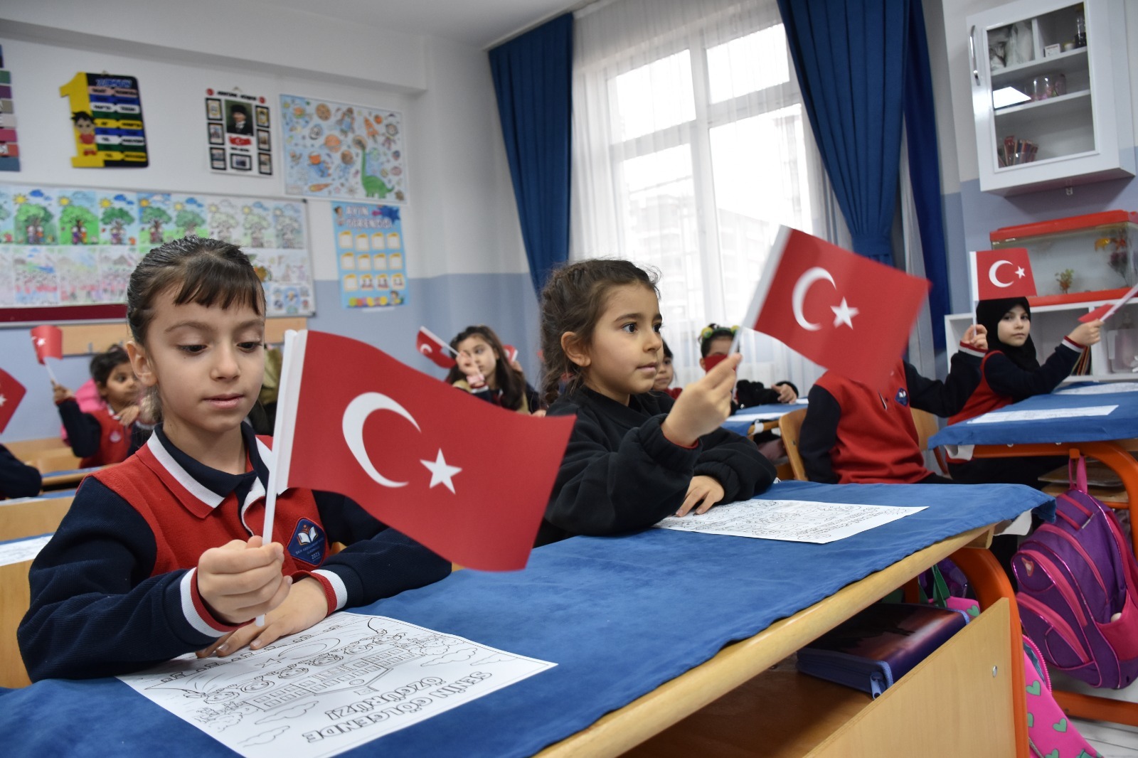 İkinci dönem bayrak sevgisiyle başladı