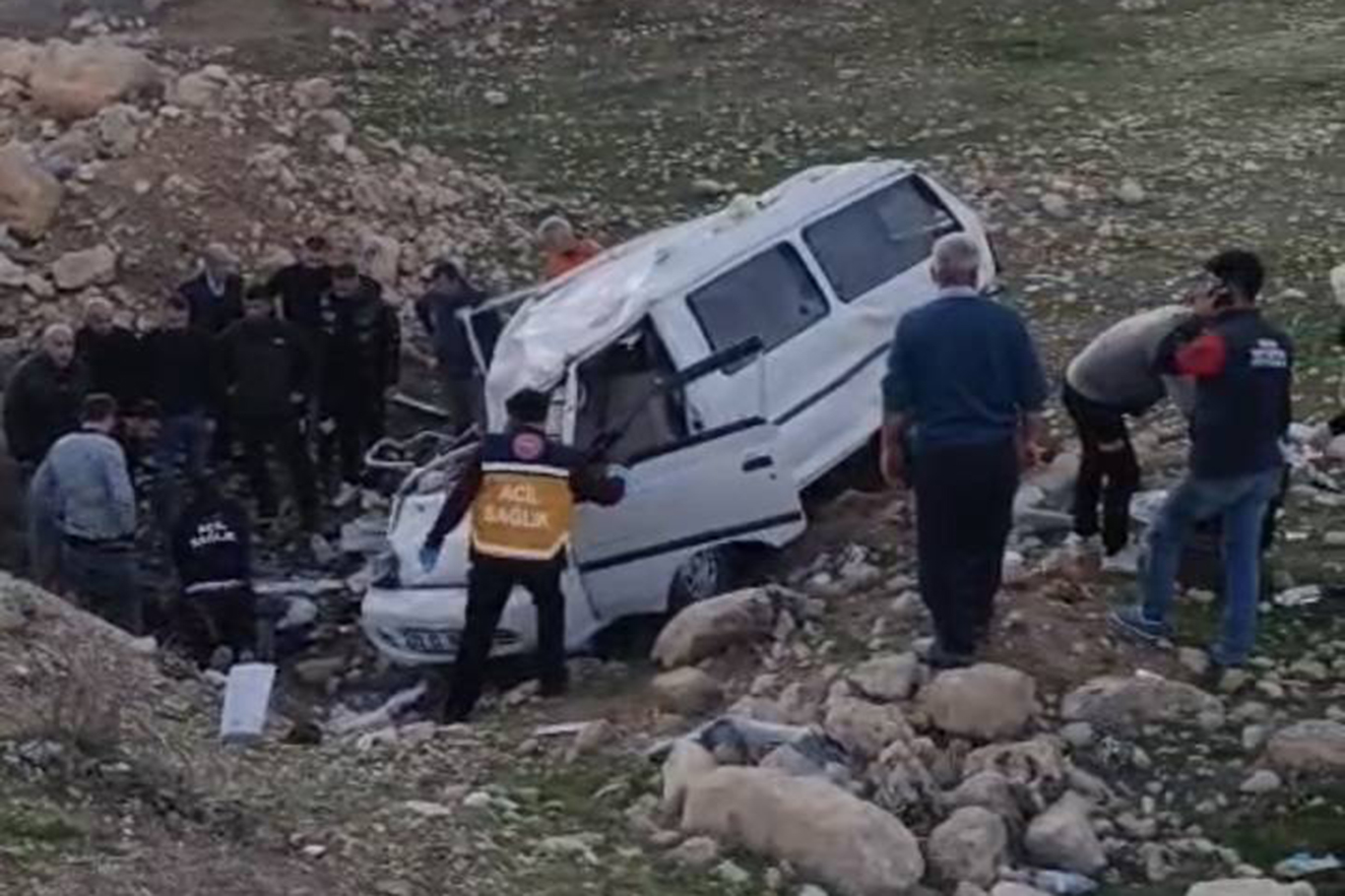 Kontrolden çıkan araç şarampole uçtu