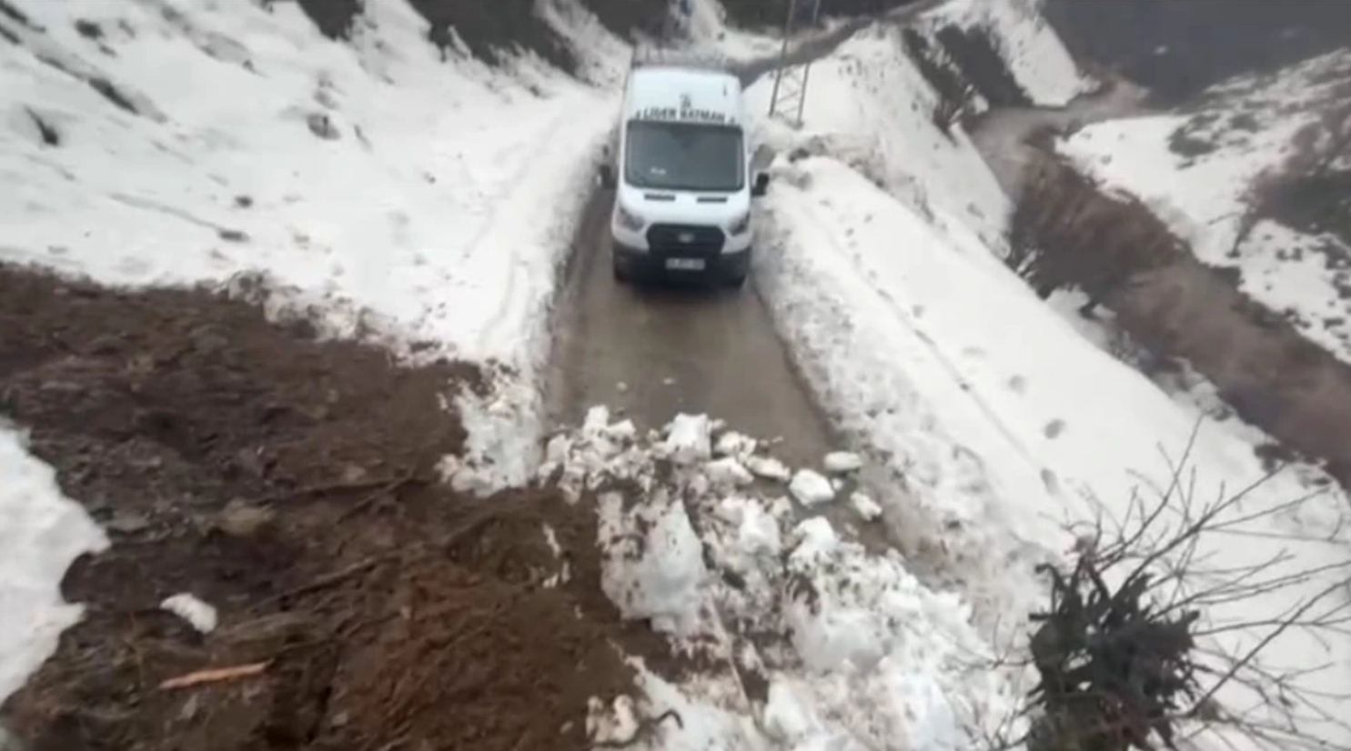 Köy minibüsü yolda mahsur kaldı