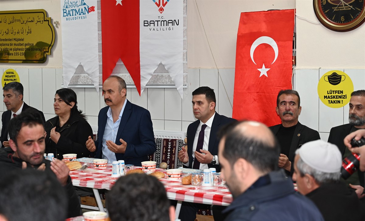 Mahalleliyle aynı sofrada