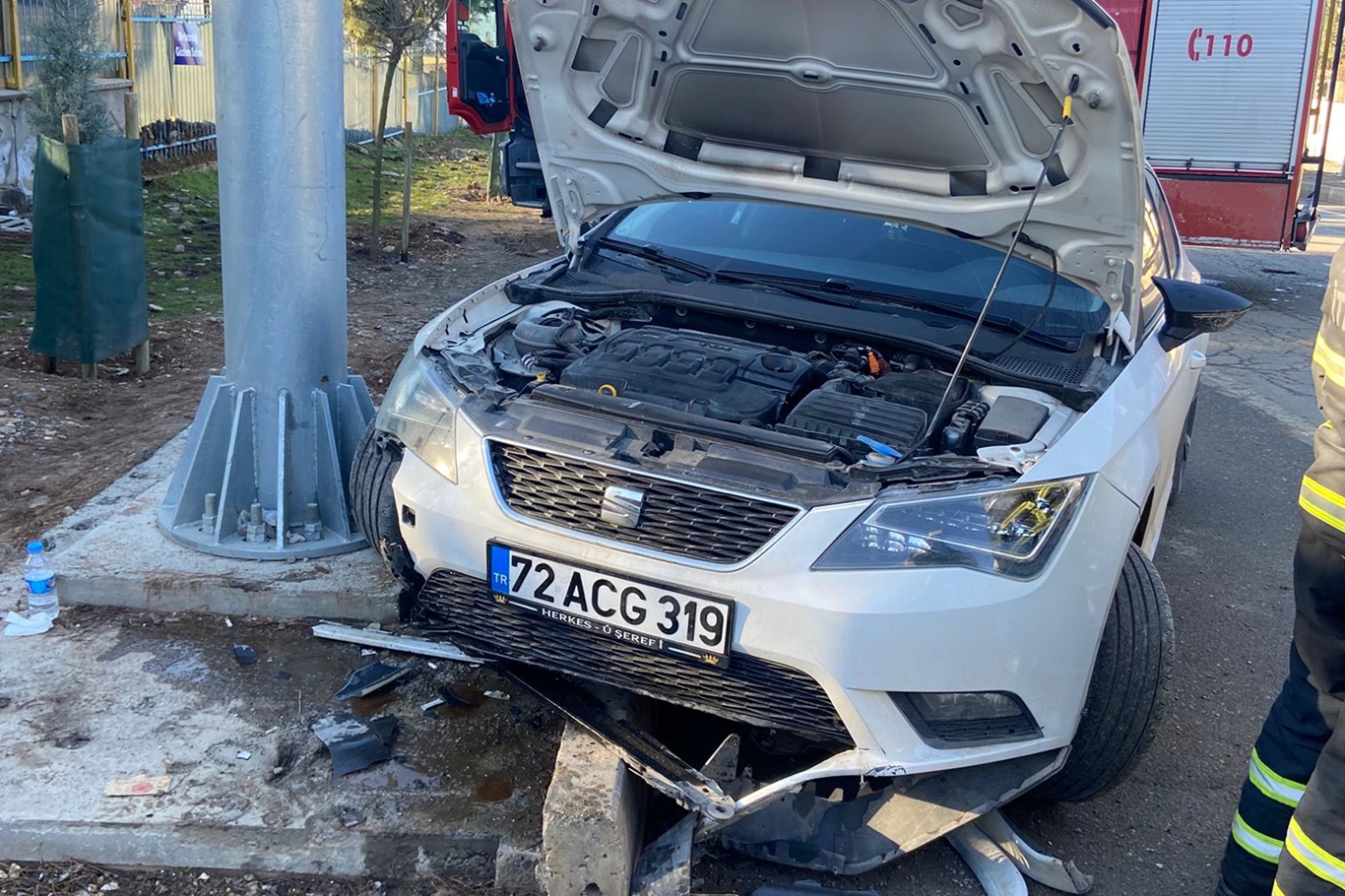 Otomobil direğe çarptı