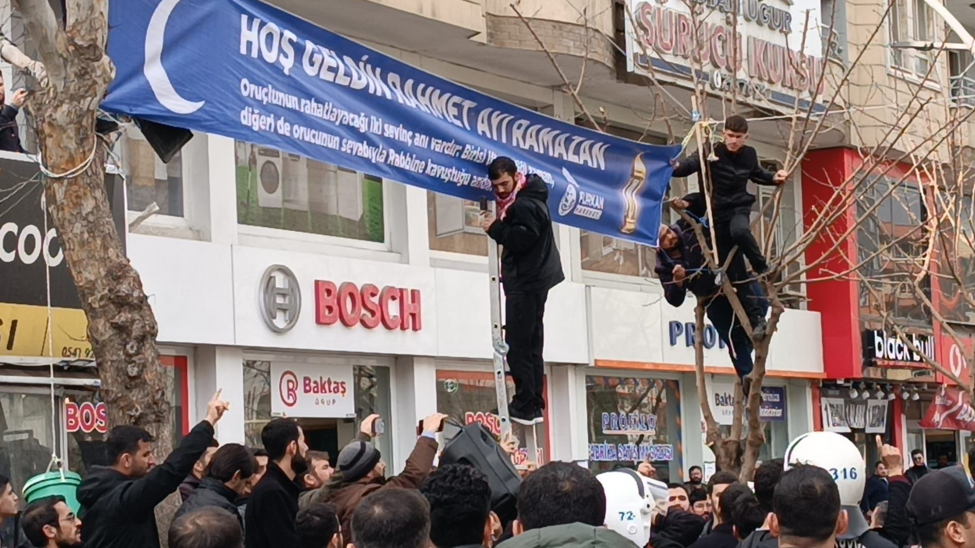 RAMAZAN PANKARTI GERGİNLİĞİ