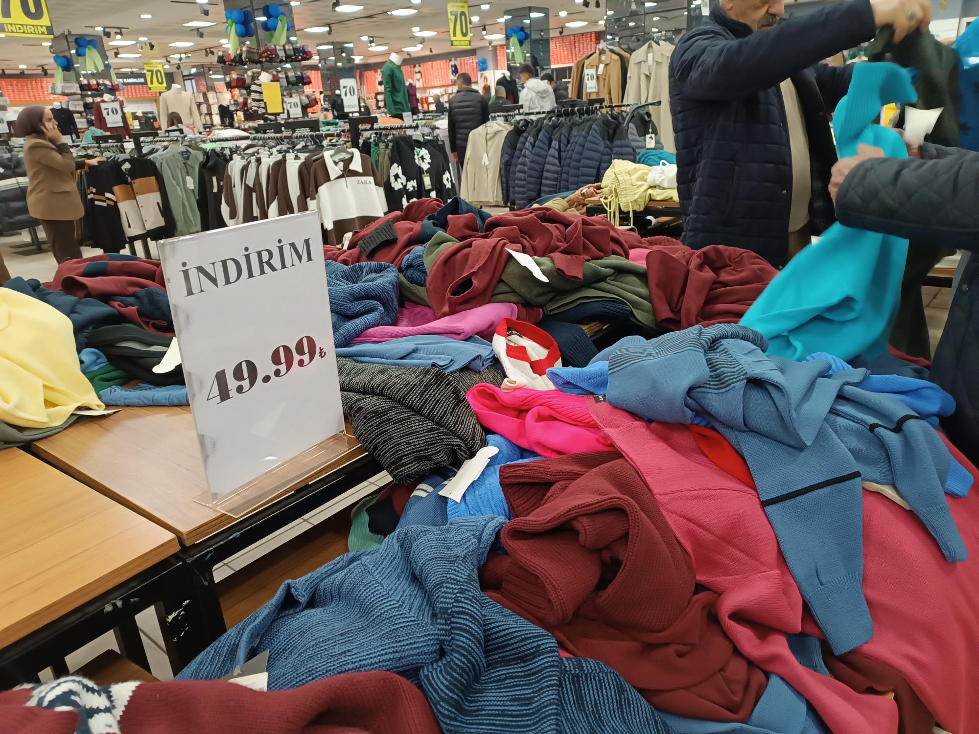Sezon sonu indirimlere yoğun ilgi