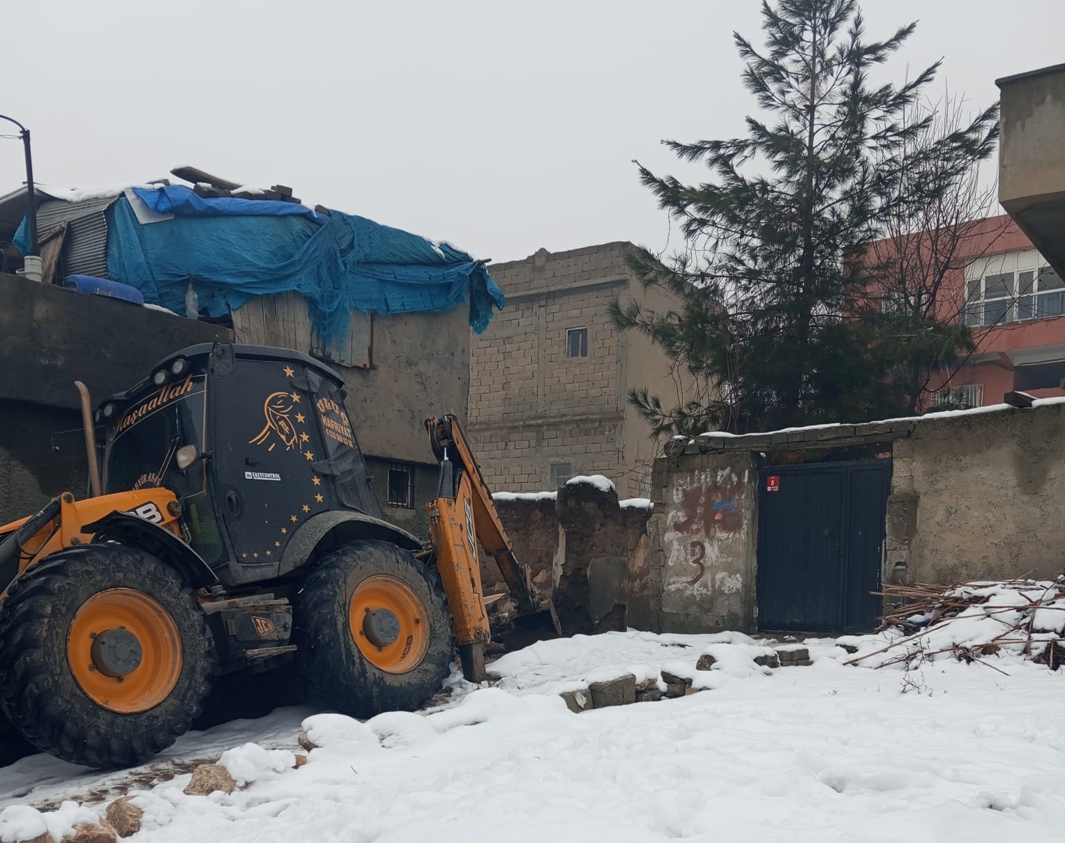 Tehlike saçan binalar yıkılıyor