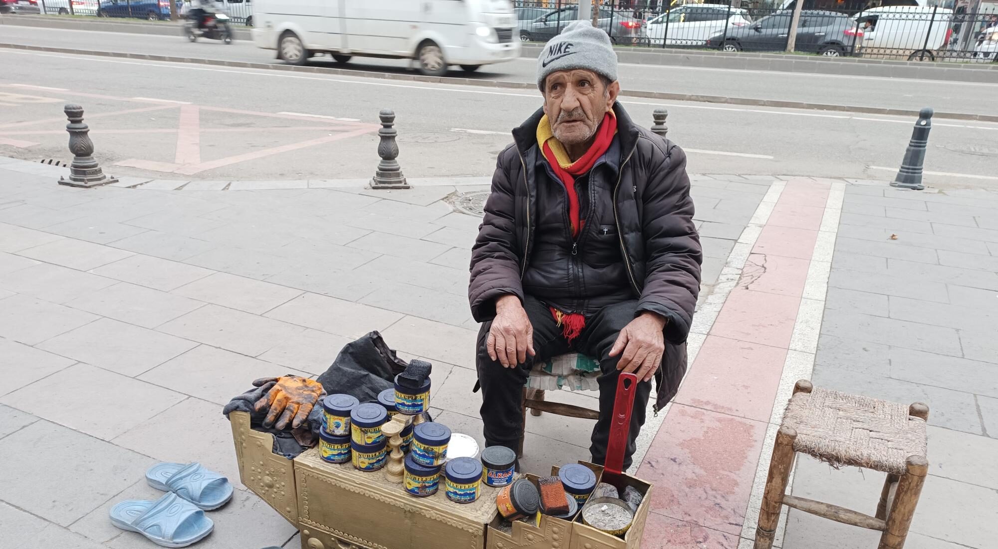 Yarım asırdır ayakkabı boyuyor