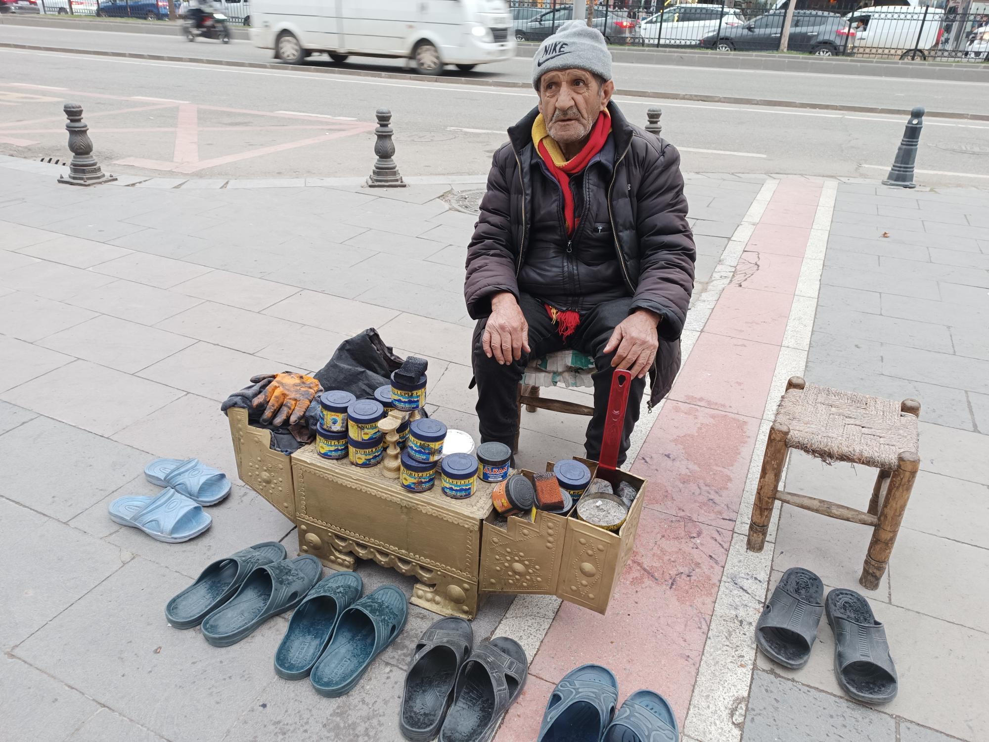 Yarım asırdır ayakkabı boyuyor