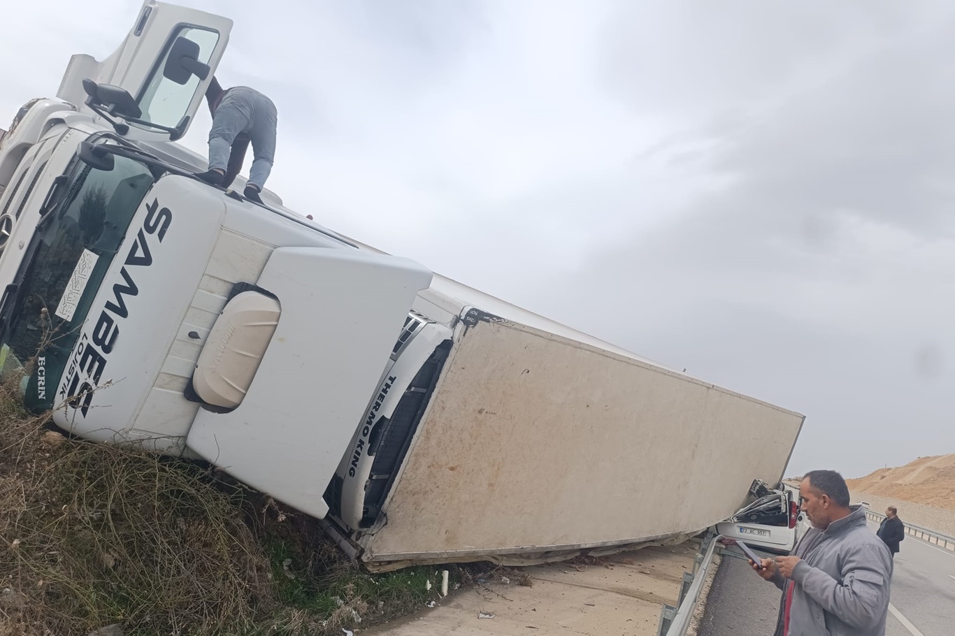 TIR dorsesi radar aracına çarptı