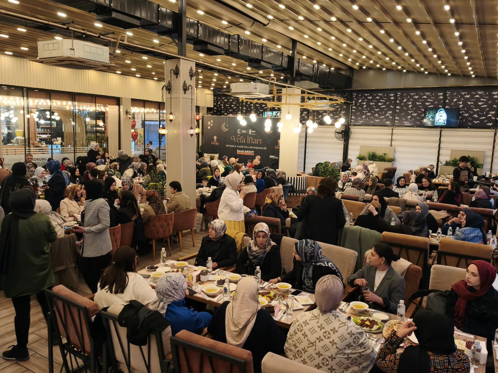 AK kadınlardan vefa iftarı