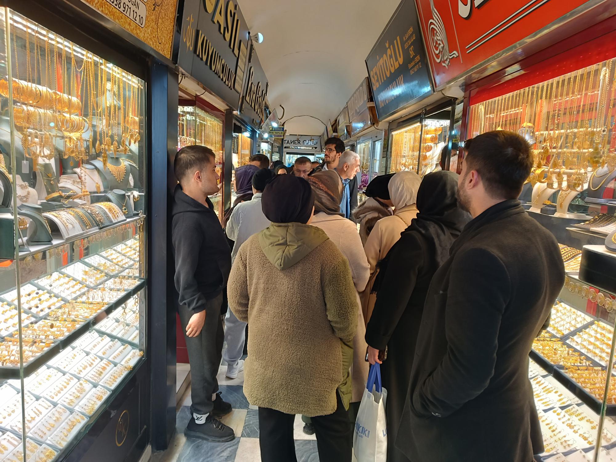 ALTIN ÇAKILDI, KUYUMCULARDA İZDİHAM