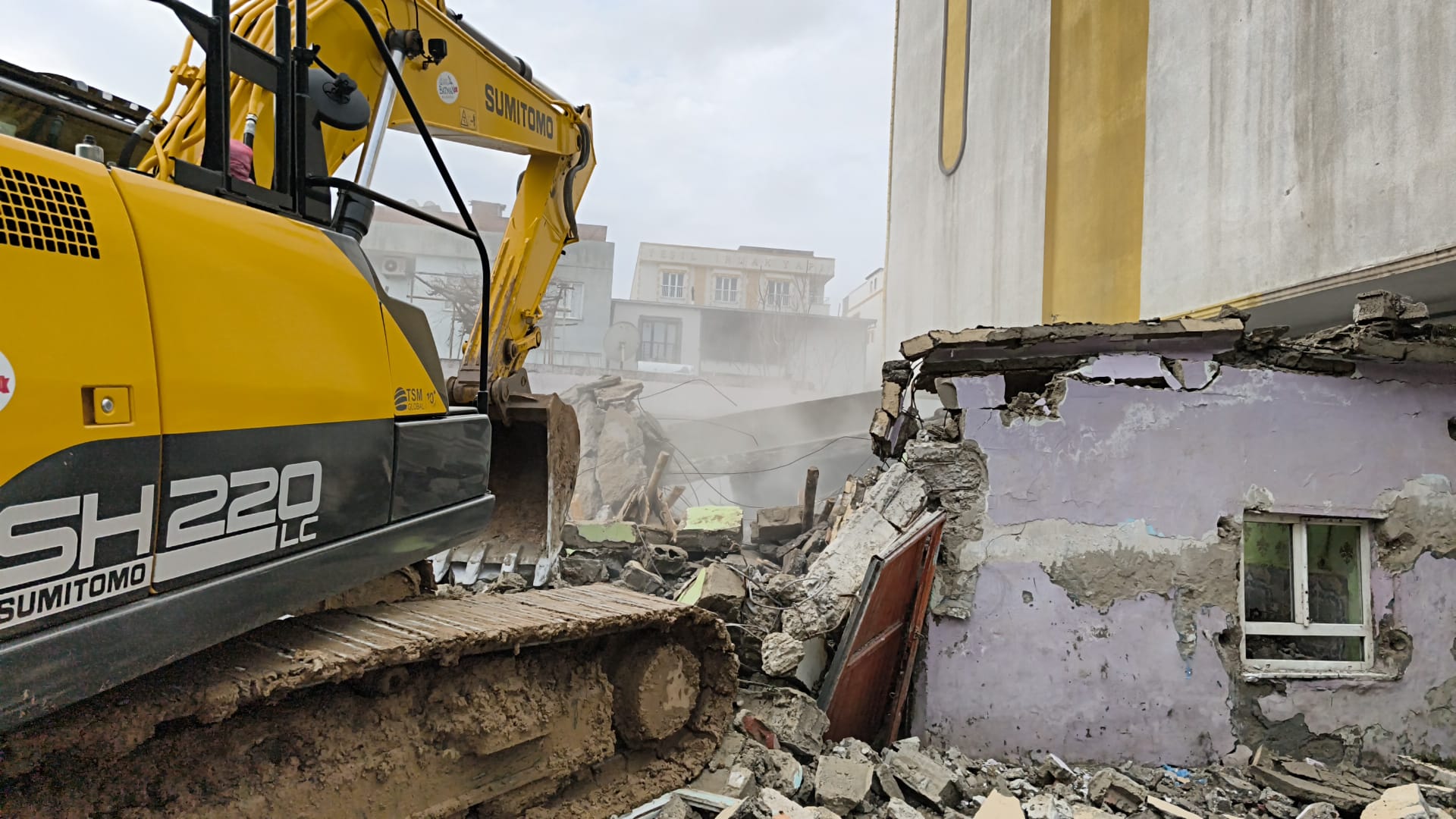 Aydınlıkevler’de metruk yapı yıkıldı