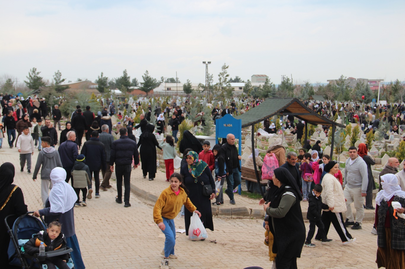 Bayramda mezarlıklar dolup taştı