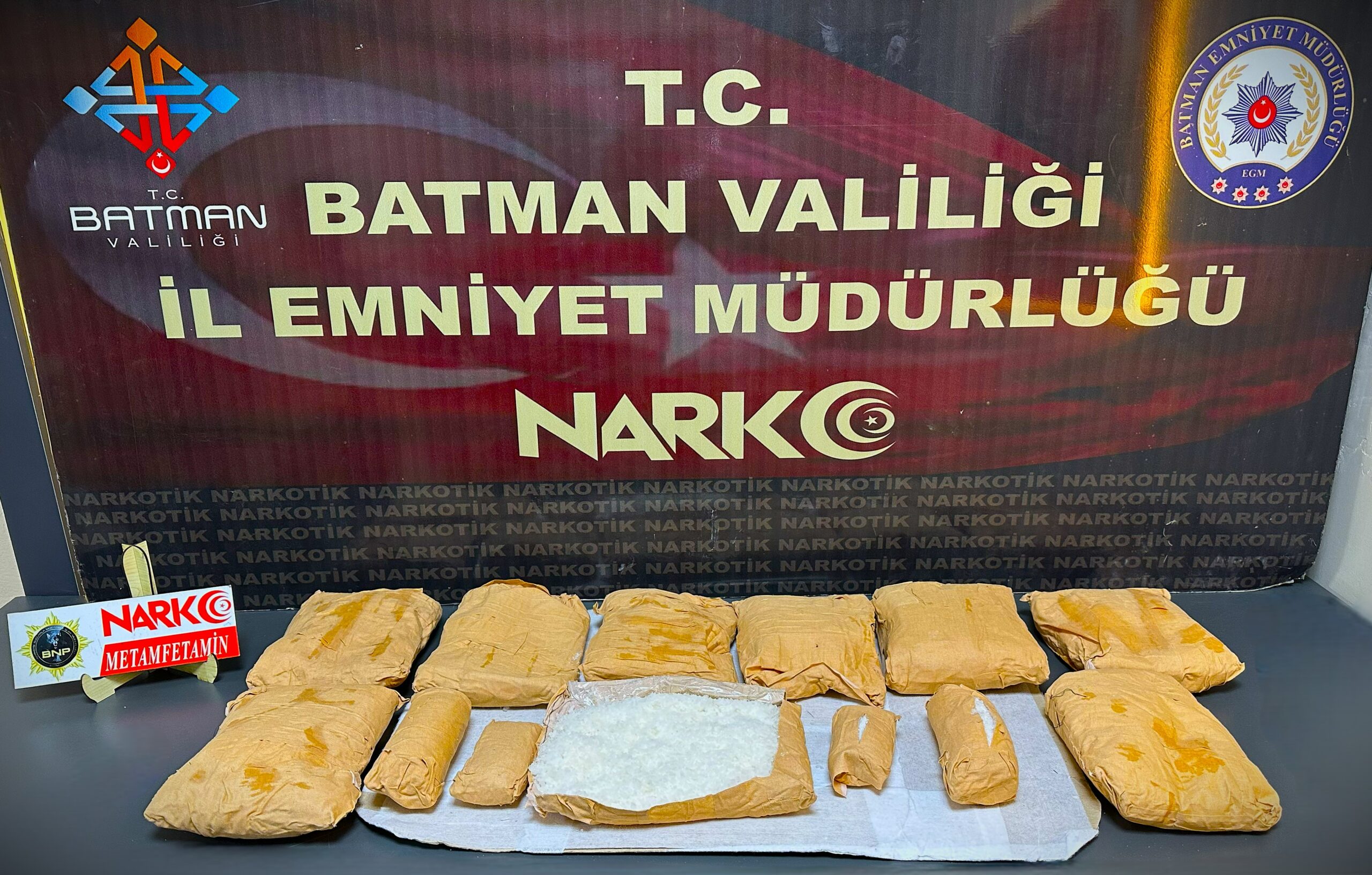 Çantadan kilolarca uyuşturucu çıktı