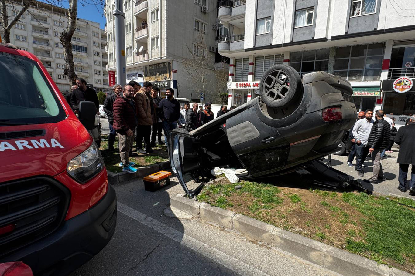 Çarpışan araçlar takla attı