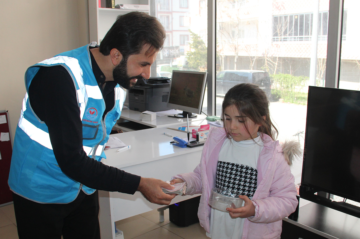 Gazze’deki yetimlere anlamlı bağış
