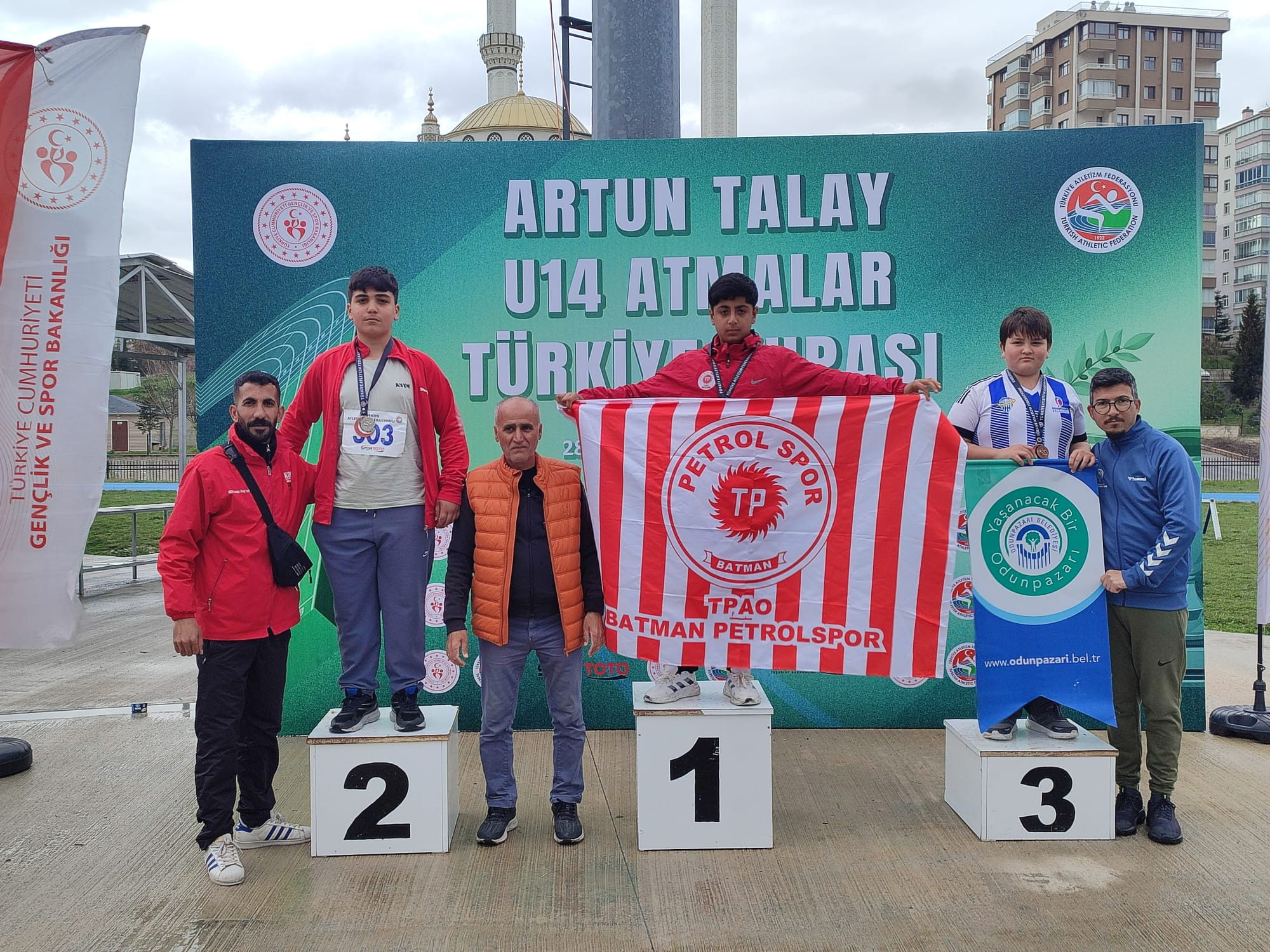 Genç atletlerden madalya şovu