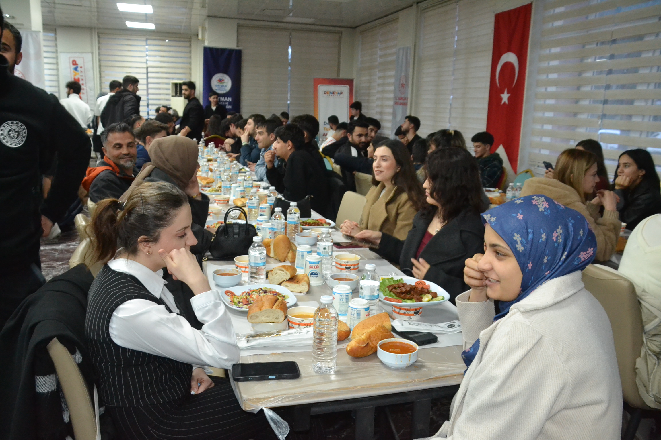 Gençler iftar sofrasında buluştu
