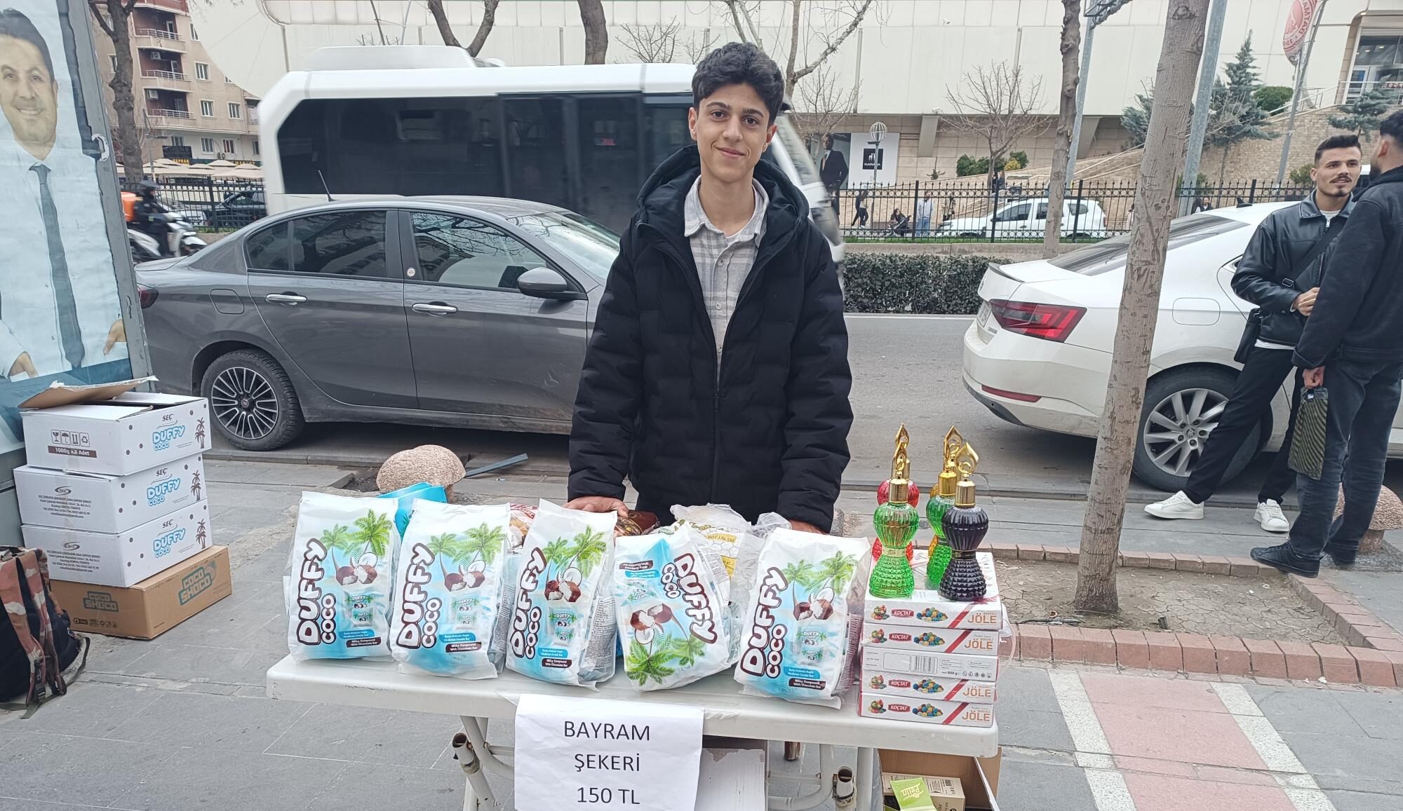 Hem okuyor, hem çalışıyor