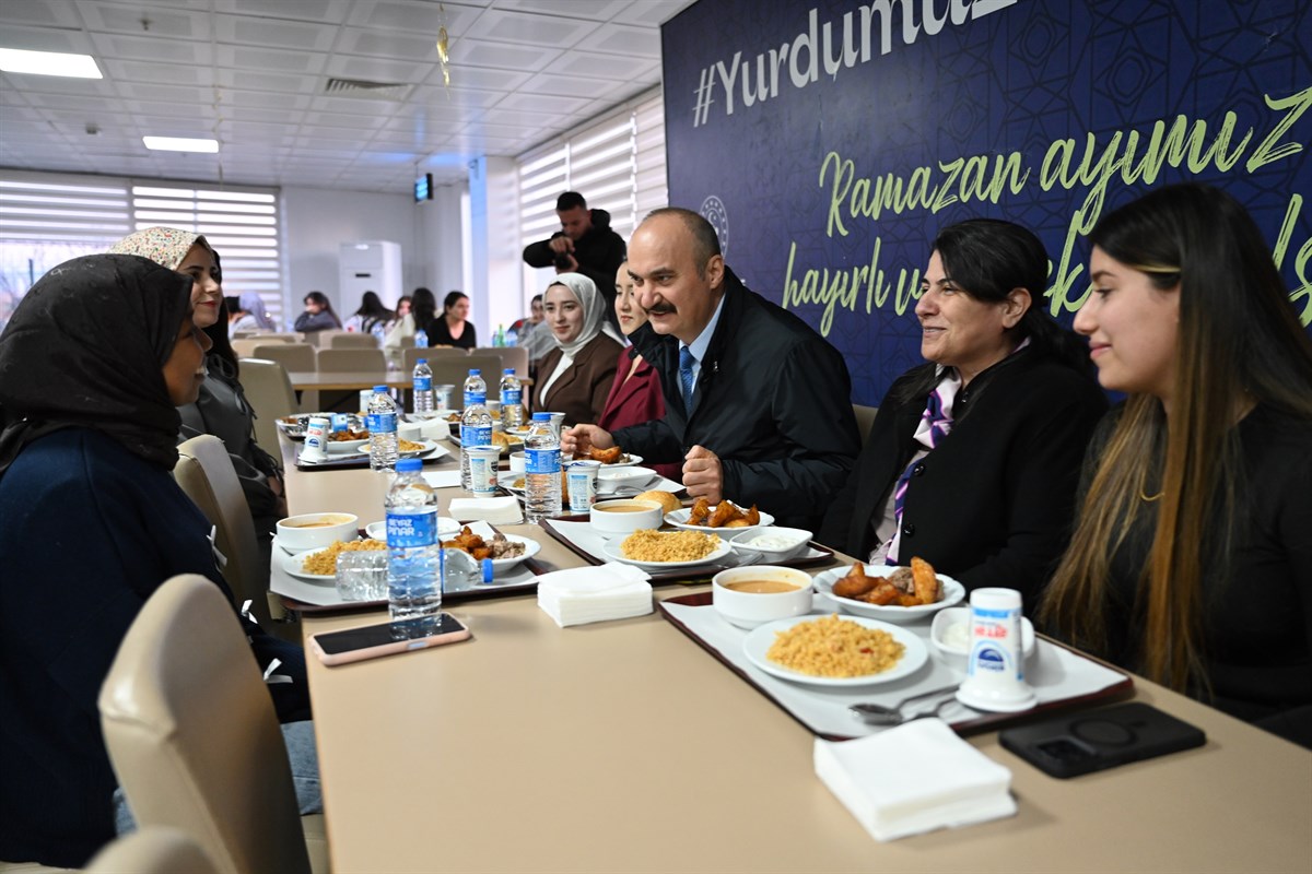 KYK Yurdunda öğrencilerle iftar açtı