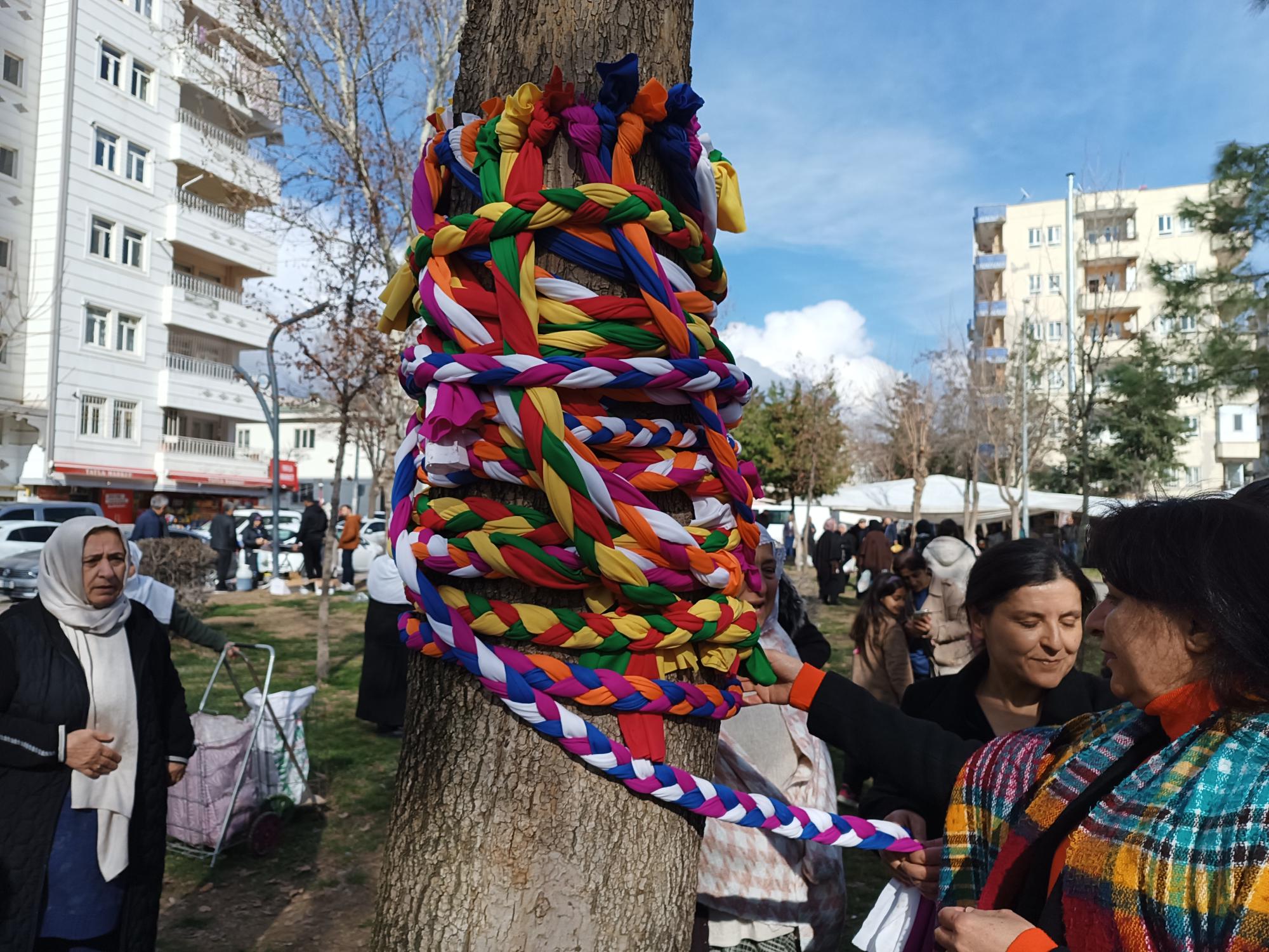 Kadın dayanışması kurdelelerle örüldü
