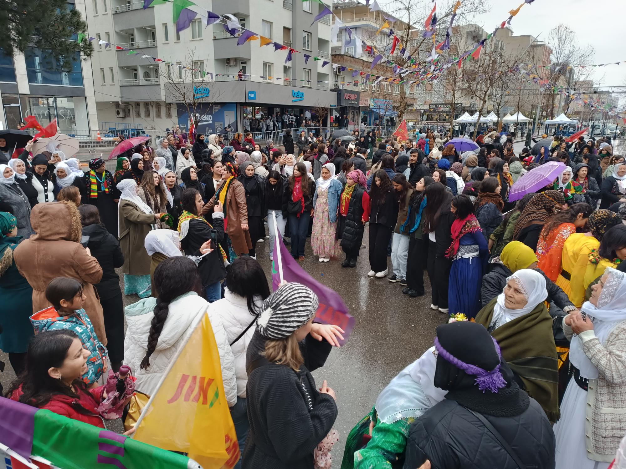 Kadınlar ‘Özgürlük’ için halay çekti