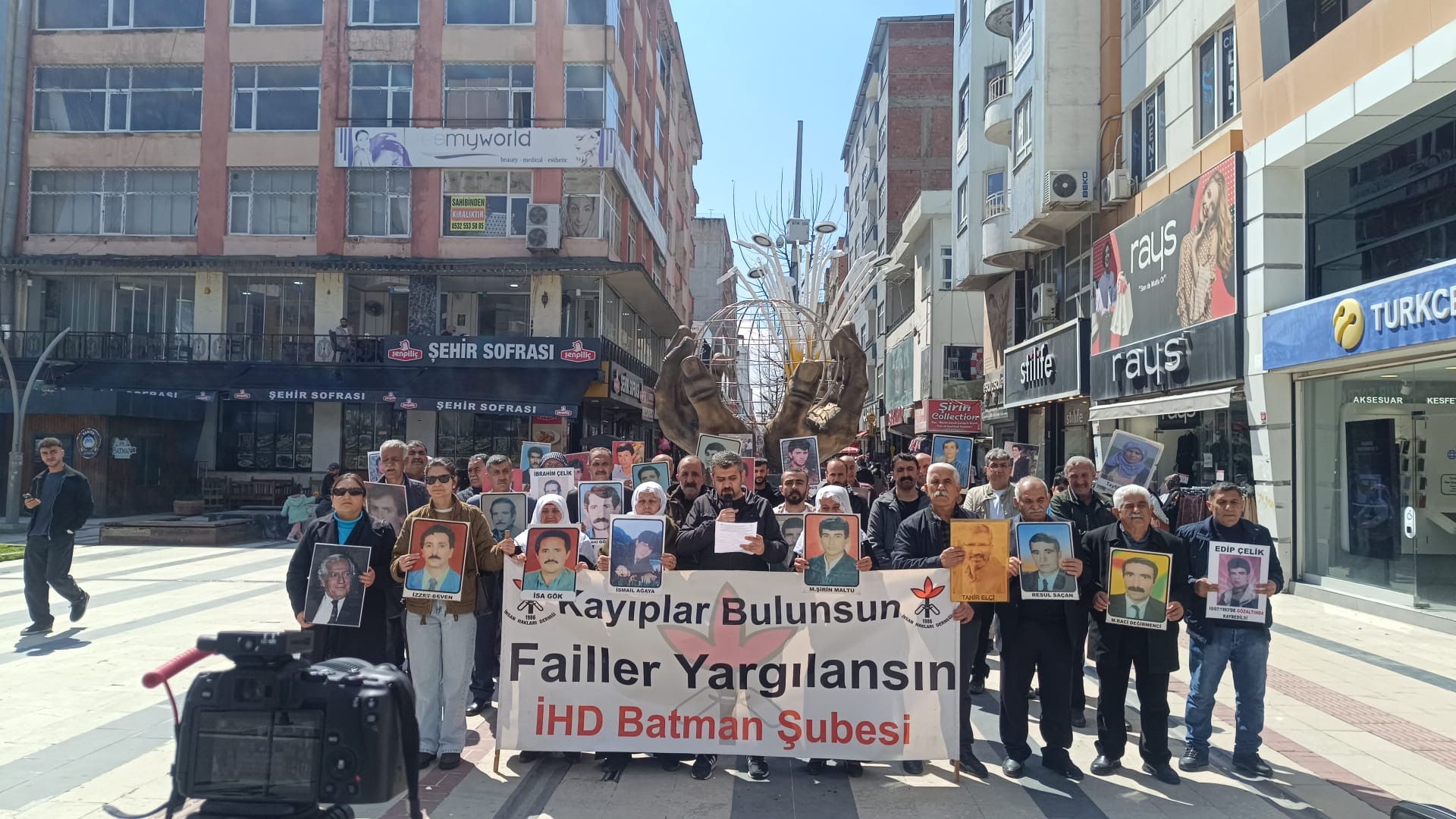 Kayıp yakınları Seven’i akıbetini sordular