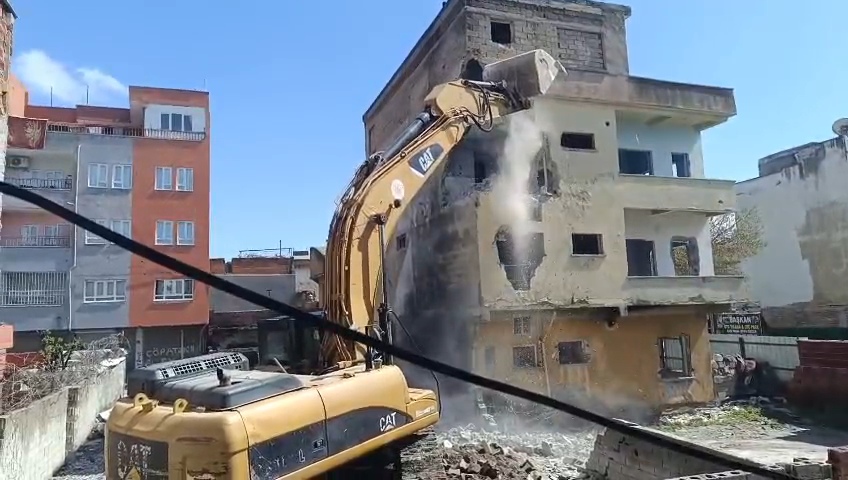 Metruk yapılar yıkılıyor