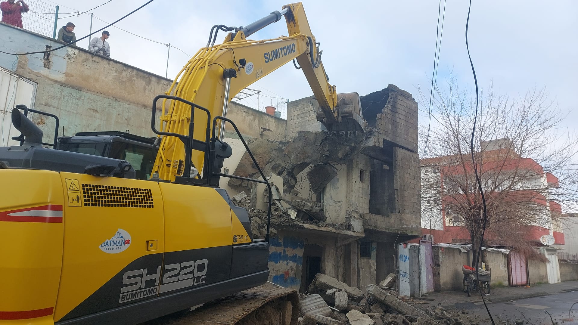 Metruk yapıların yıkımı sürüyor