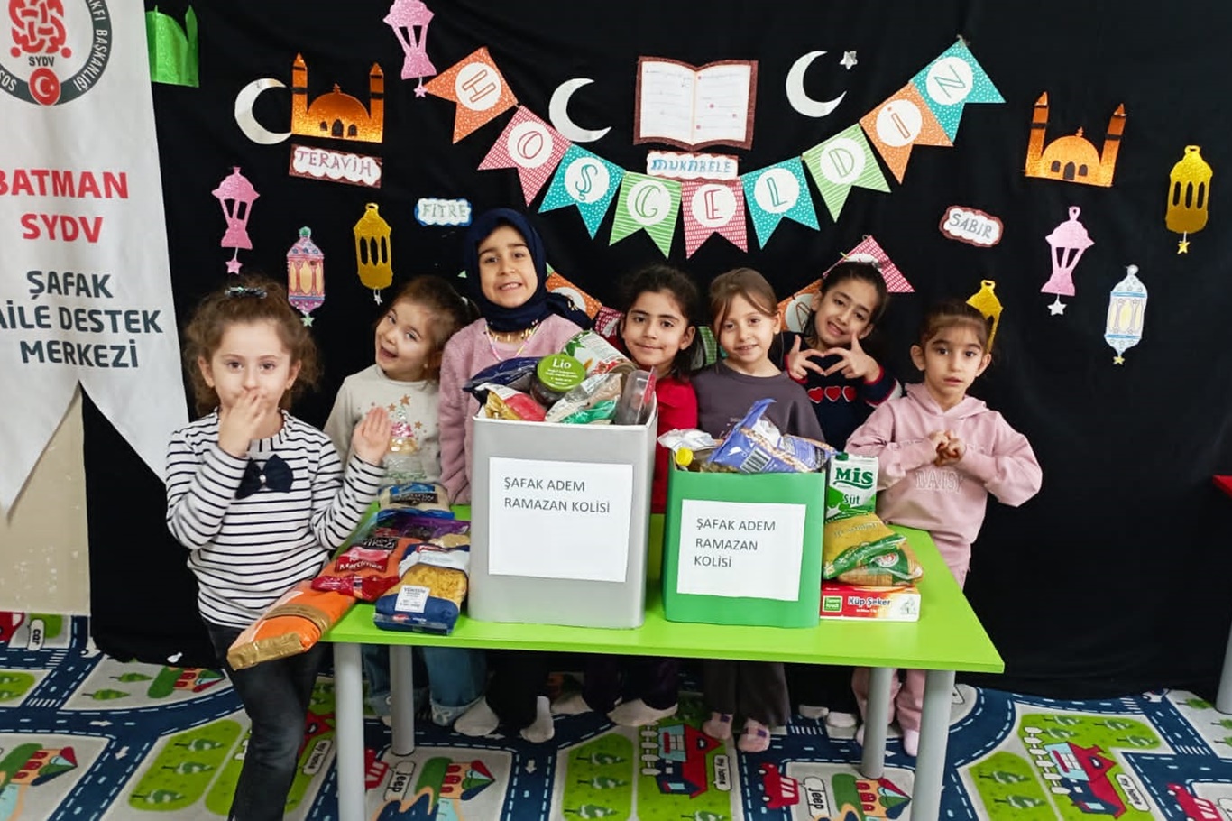 Minik öğrenciler Ramazan kolileri hazırladı