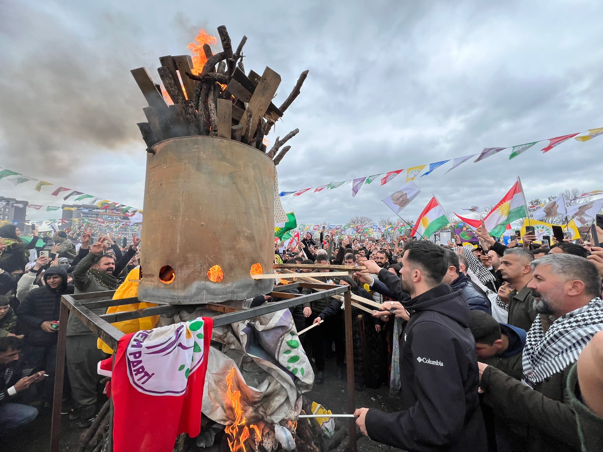 NEWROZ ATEŞİ YAKILDI