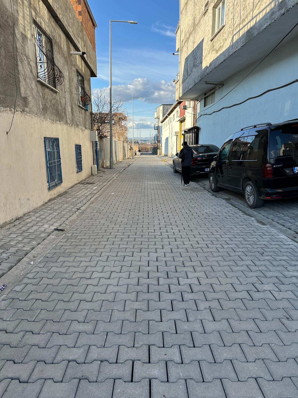 Parka ve kaldırımlar yenileniyor