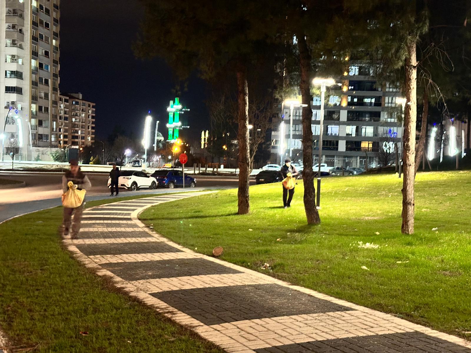 Parklar organik gübreyle yenileniyor