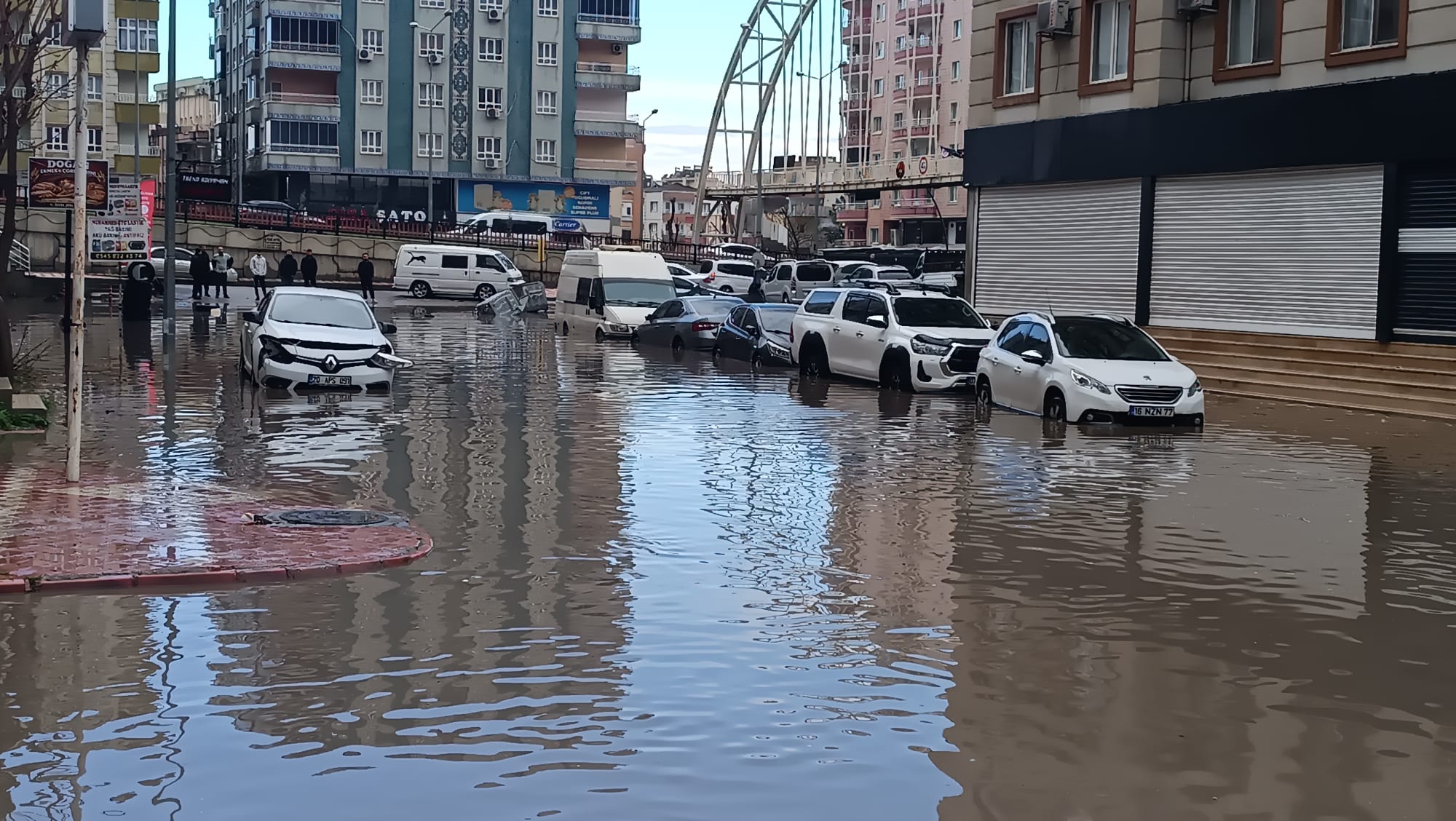Sağanak yağış felç etti!