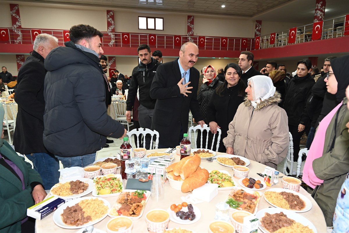 Sason’da iftarını vatandaşlarla açtı