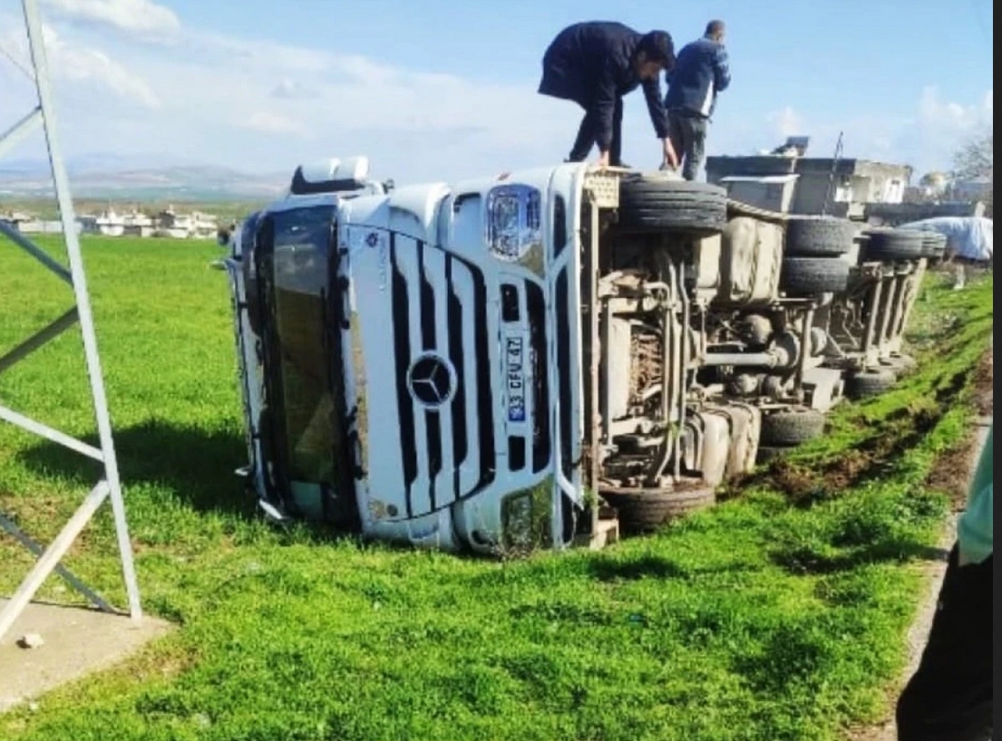 TIR köy yolunda devrildi