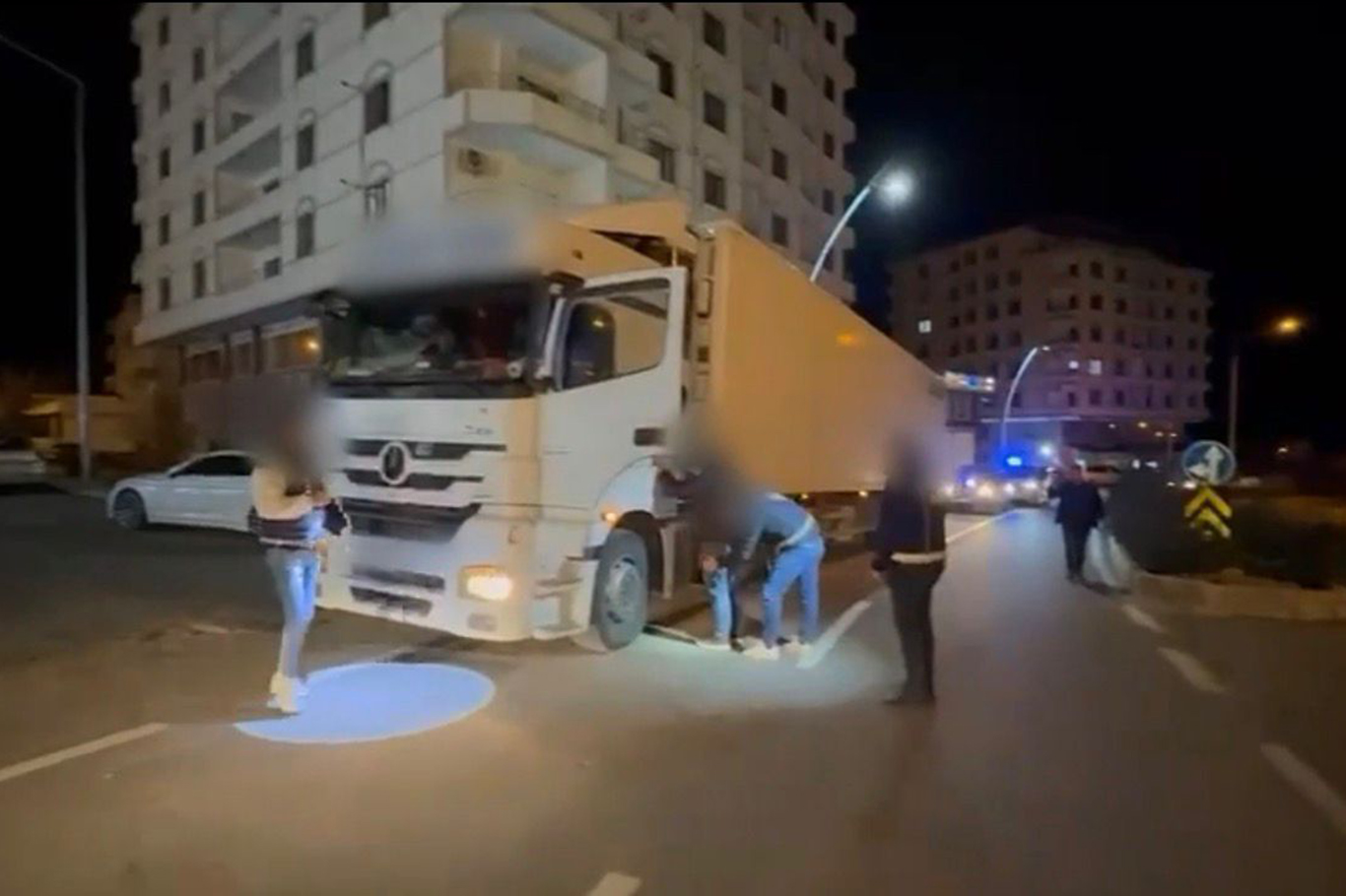 TIR’da 25 göçmen yakalandı