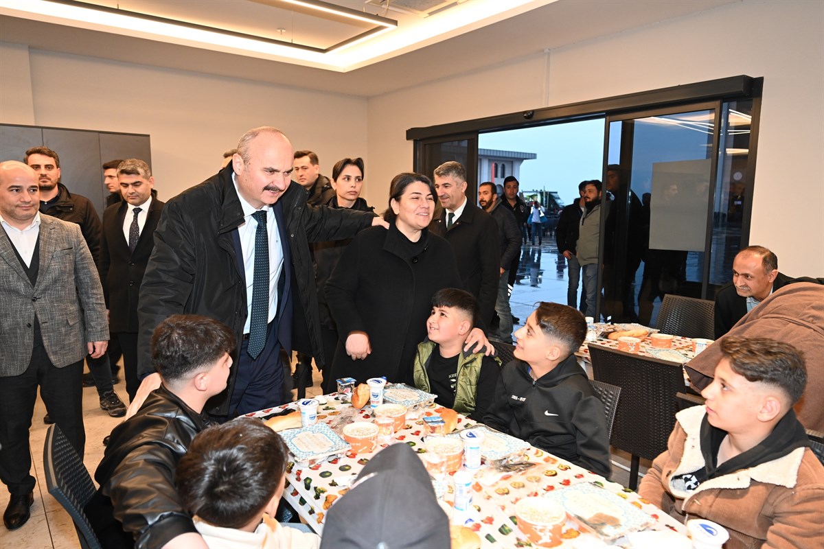 Vali Canalp, öğrencilerle iftarda buluştu