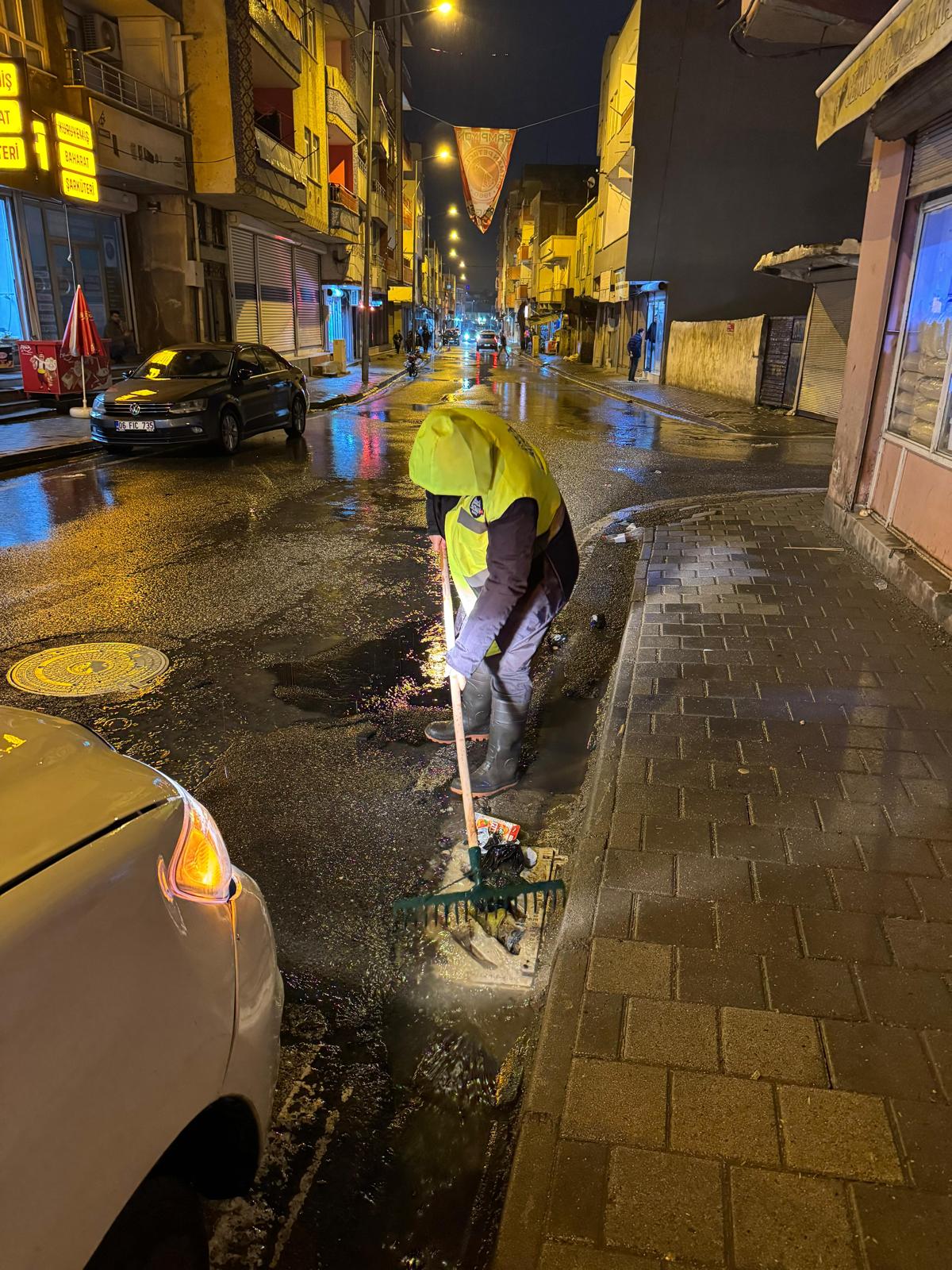 Yağışa karşı yoğun mesai!