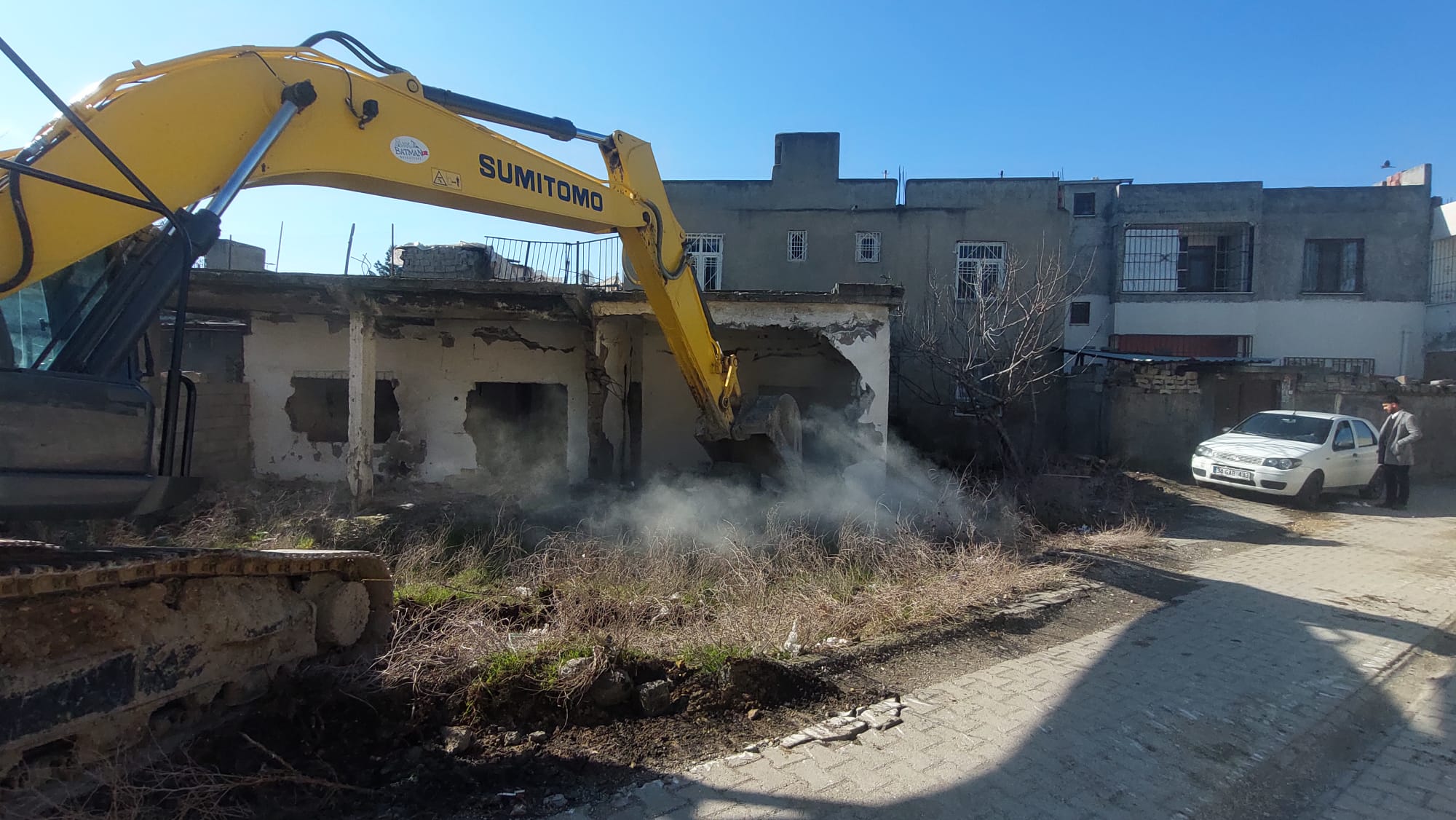 Yeşiltepe’de metruk yapı yıkıldı