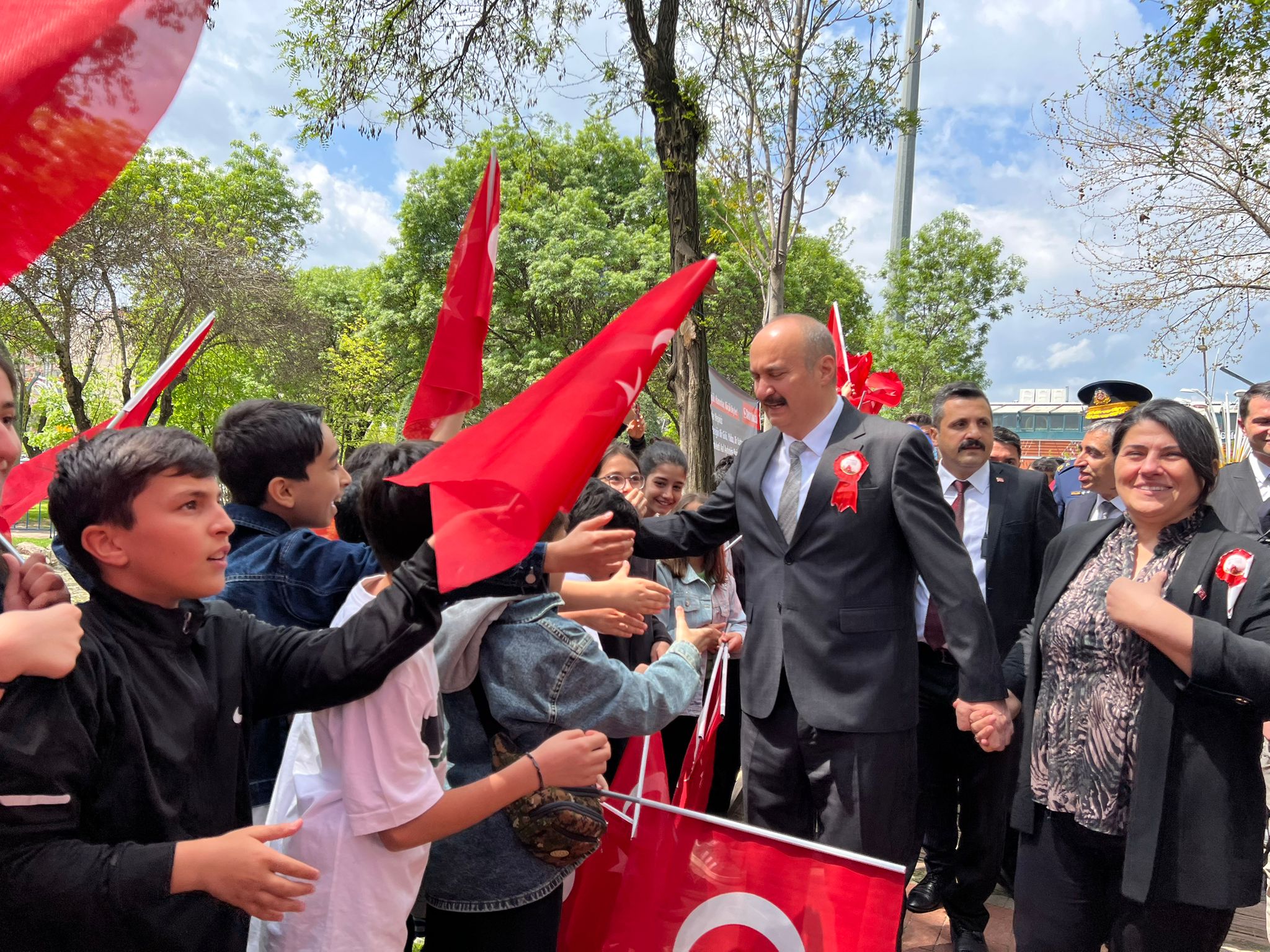 23 Nisan coşkusu sokaklara taştı