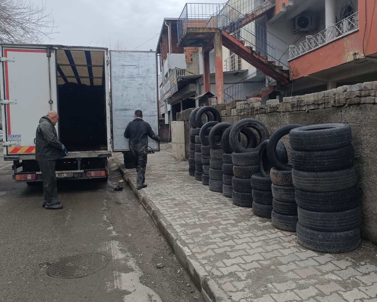 28 Tır lastik toplandı