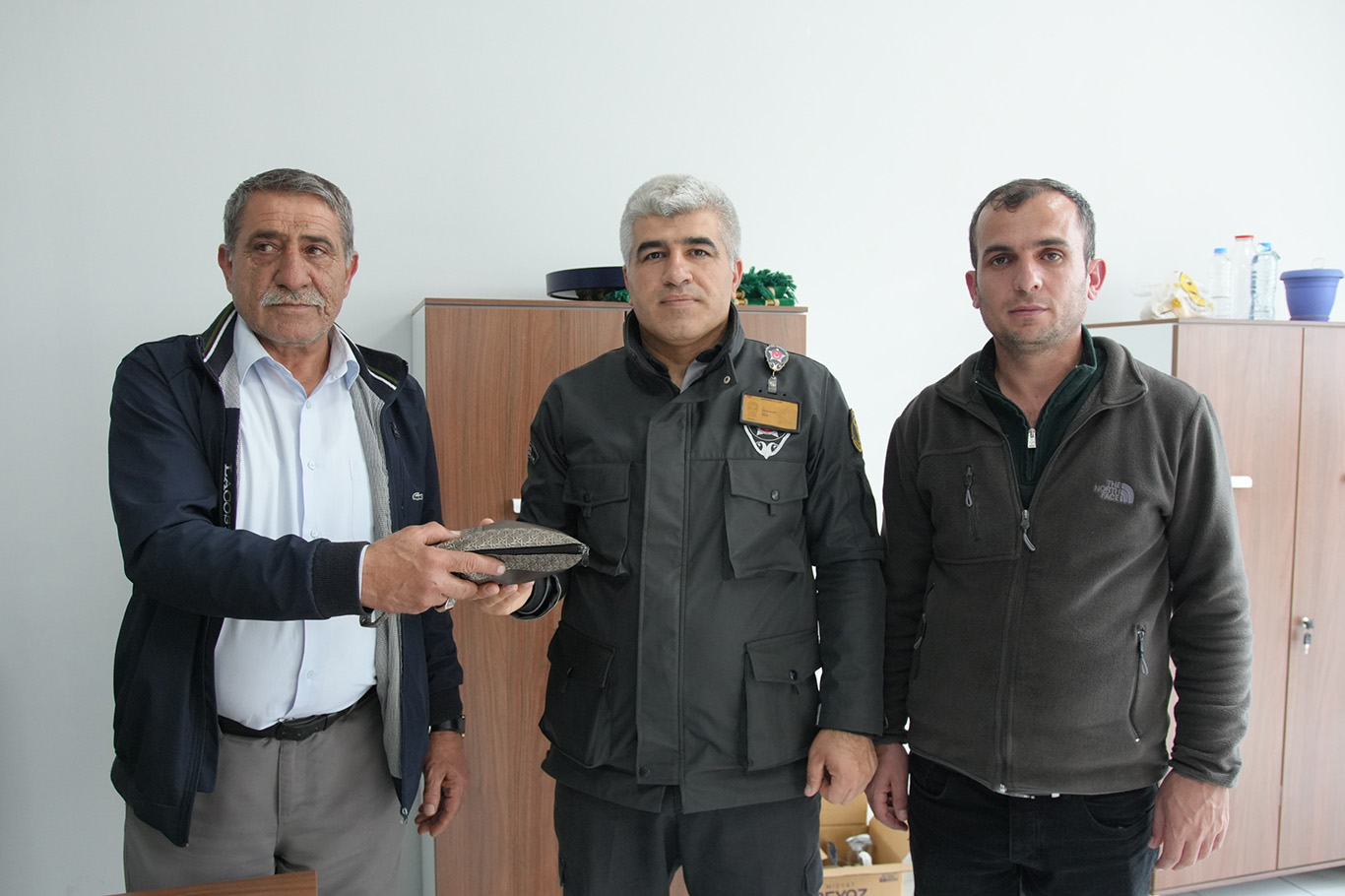 Altın dolu çanta sahibine ulaştırıldı