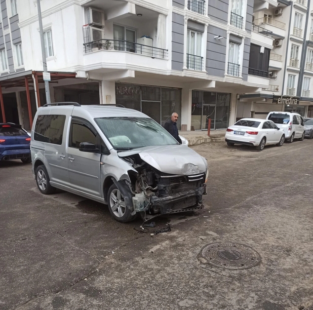 Bahçelievler’de iki araç çarpıştı