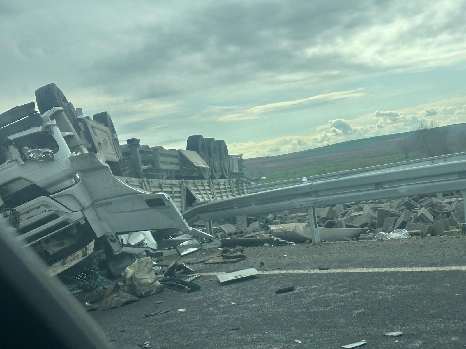 Briket yüklü kamyon devrildi