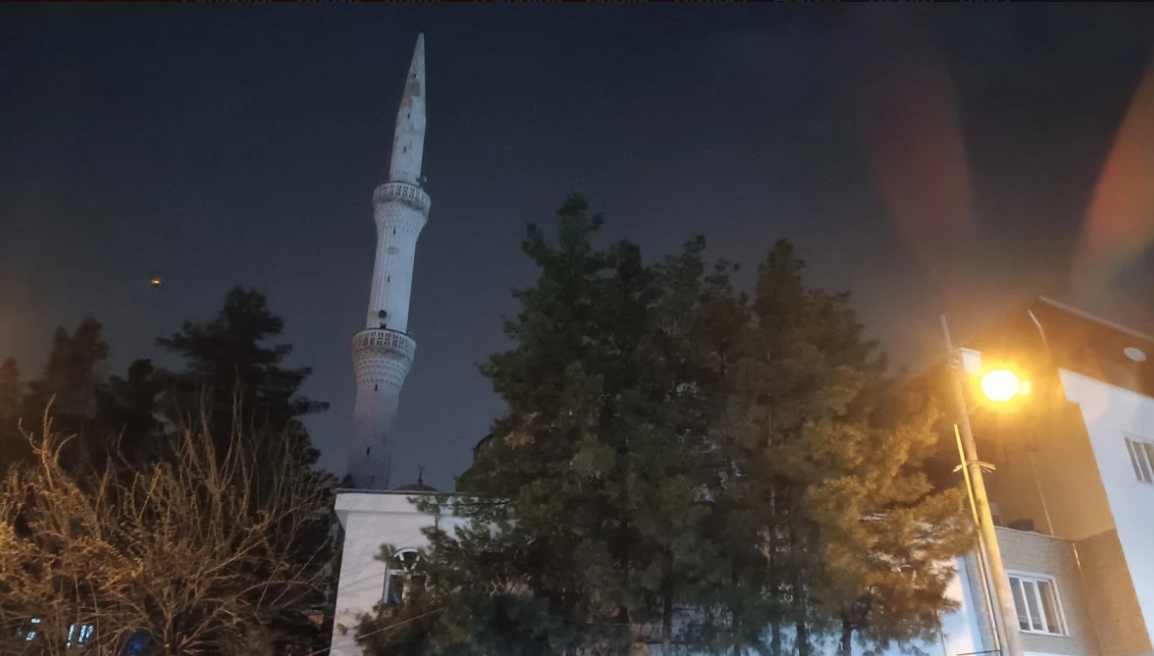 Camii minaresine yıldırım düştü!